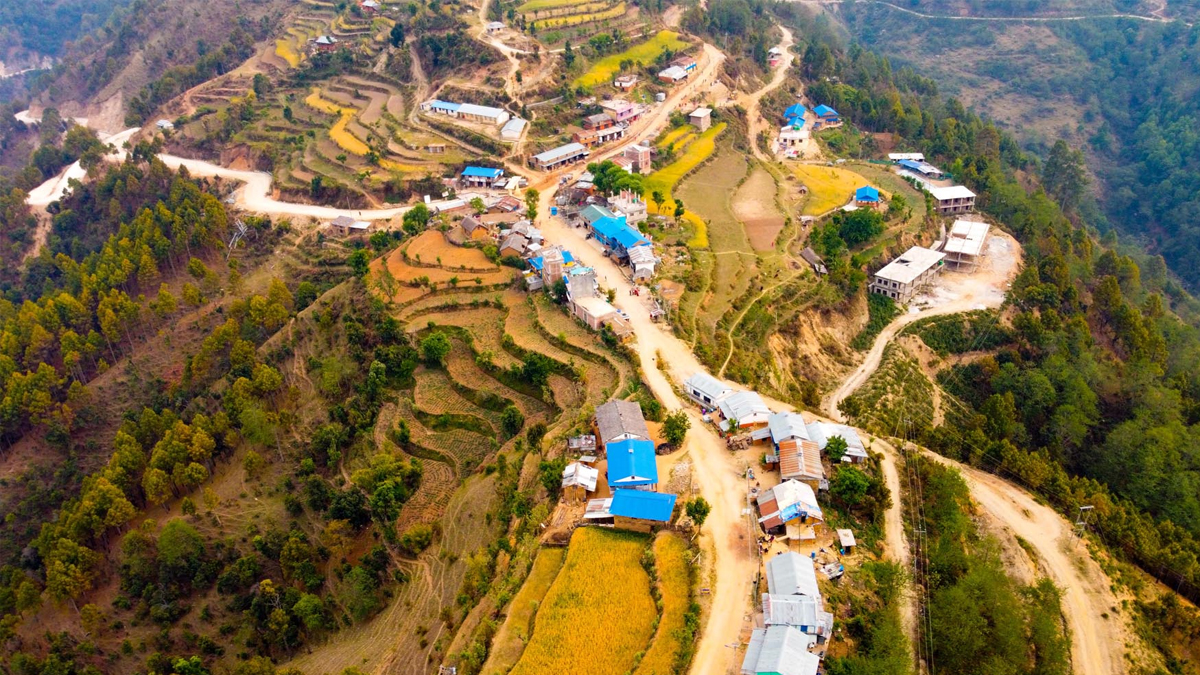 सुर्खेतको चिंगाड र दैलेखको गुराँस बीचमा पर्ने रधरमपोखरा बजार